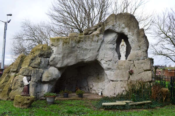 13. Grotte Notre Dame de Lourdes Place Charles du Boisdenghien (1)